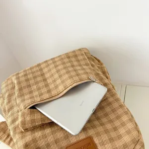 Λεπτομερής λήψη σακιδίου πλάτης από κορντουρόι με μεγάλη χωρητικότητα και τσέπη.