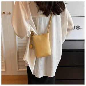 Petit sac bandouillere telephone portable en PU jaune pour femme, style de mode elegance.