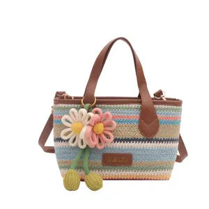 Sac a main en paille tressee avec rayures colorees et pendentif fleur en tissu variante