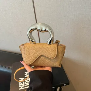 Damen Mode PU Leder Umhängetasche Urban Minimalistisch Casual Crossbody Handtasche Mit Einzigartigem Metallgriff