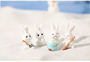Détail figurines lapin mignonnes, scène de neige hivernale, décor paysager miniature.