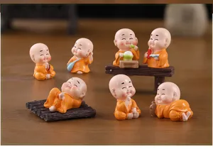 Vue détaillée mini figurines de moines zen en résine, ornements mignons pour table à thé et déco.