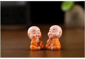 Gros plan de petites figurines de moines mignonnes pour déco de table à thé ou voiture.
