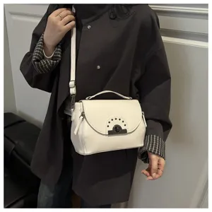 Vue détaillée d'un sac bandoulière blanc élégant en cuir ciré avec fermoir en métal.