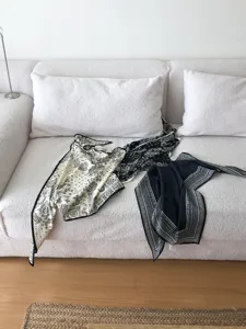 Schwarz-weiße Paisley Dreiecktuch Vintage Halstuch modisches Kopftuch Damen Bekleidungsaccessoire.