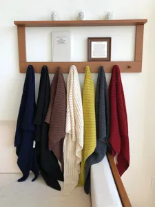 Détail de châle triangulaire en laine ajourée, écharpe d'hiver chaude pour femme, drapé élégant.