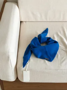 Cómoda bufanda triangular azul de lana para mujer, accesorio cálido de invierno elegante.