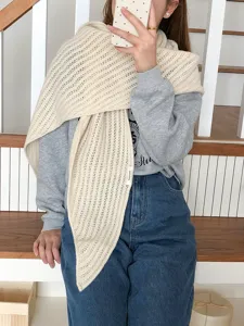 Grand châle écharpe triangulaire en laine tricotée ajourée, accessoire d'hiver chaud et chic.