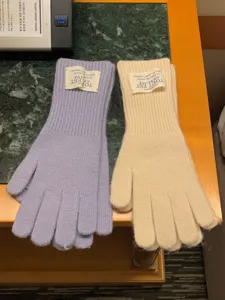 Gants en tricot de laine vue detail, doux gants d'hiver tactiles a cinq doigts chauds