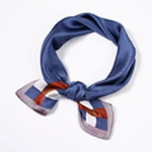 Detail des geometrisch farbblockierten Seidenschals mit blauen und orangen Akzenten.