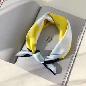 Seidenschal für Damen, elegantes kleines quadratisches Halstuch mit schickem Streifendesign.