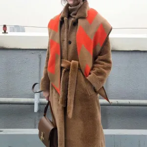 Damen brauner Teddybär Mantel mit orangefarbenem geometrischem Muster Schal stilvoll warm.