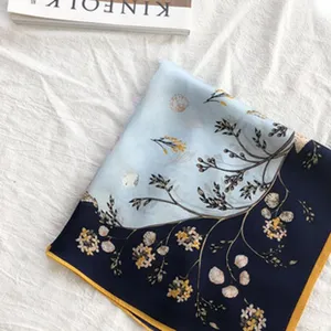 Seiden-Quadratschal für Damen mit vintage Blumenmuster und elegantem Blockfarben-Design.