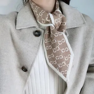 Detailansicht des stilvollen Strickhalstuchs mit Monogramm-Muster für schicke Herbstmode.