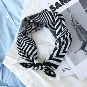 Zwart-witte geometrische zijden sjaal, elegante kleine vierkante halsdoek voor dames.