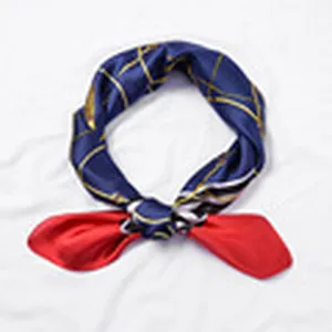 Seidentuch Detail mit geometrischem Print, blau-rotem Farbblock und goldenen Akzenten.