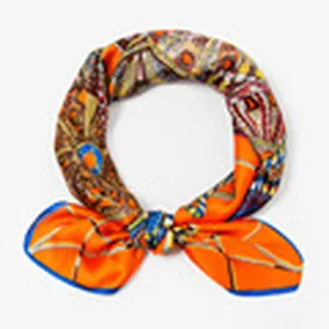 Moderne geometrisch bedruckte Seiden-Quadrat-Schal in Orange und Blau für elegante Damen.