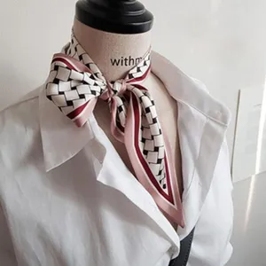 Vue détaillée du foulard en soie rétro à motif pied-de-poule avec une texture élégante.