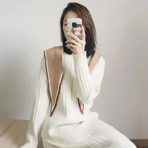 Stilvolles Strickpullover Kleid und Schal Set, vielseitige bequeme Damenmode für den Winter.