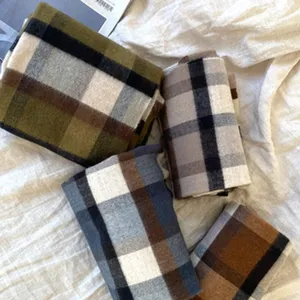 Klassischer Karo Winterschal für Damen, weicher warmer Vintage Schal im Karomuster.