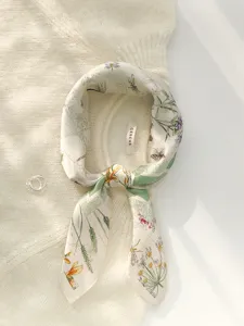 Foulard carré de luxe en 100% soie de mûrier imprimé botanique, élégante mode printanière.