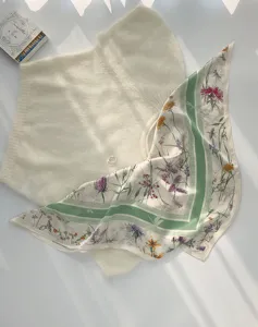 Foulard carré luxueux en 100% soie de mûrier avec motif floral et bordure verte chic.