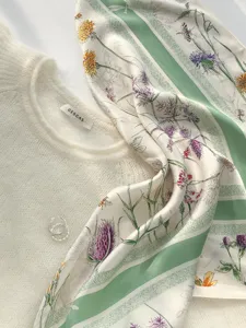 Luxueux carre de soie 100% murier avec imprime floral botanique elegant, style polyvalent.