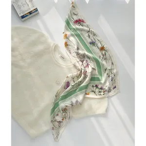 Carré de soie élégant associé à un pull en tricot douillet pour le printemps et l'automne.