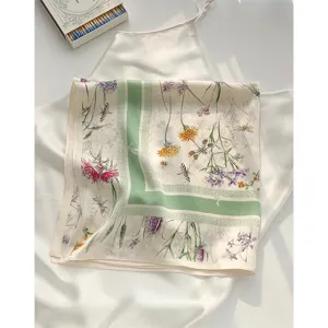 Foulard carre luxueux en 100% soie de mûrier avec imprimé botanique et floral élégant.