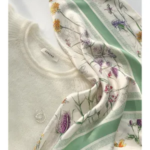 Carre de soie 100% mure haut de gamme pour femmes avec motif floral vert elegant image principale