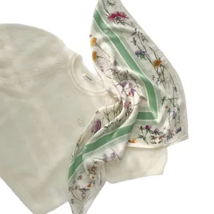 Carre de soie de mulbrier 100% luxueux avec imprimé floral vert élégant et pull en tricot doux.