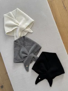 Weiches kleines Wolldreiecktuch im Detail, elegantes geknotetes Halstuch in verschiedenen Farben.