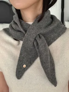 Detailaufnahme des dunkelgrauen Wollhalstuchs, weiche Strickschalsstruktur und Metallakzent.