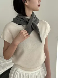 Detailansicht eines weichen grauen Strick-Durchstecktuchs, getragen von einem Modell.