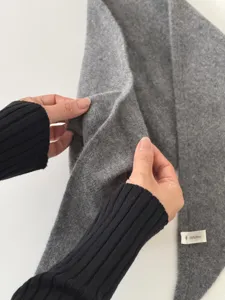 Weicher grauer Mini-Schal aus 100% Wolle mit Durchzieh-Design für Damen im Herbst und Winter.