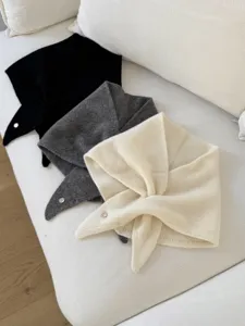 Detailansicht des weichen Wollknopftuchs Schal, elegantes Winter-Halswärmer Accessoire.