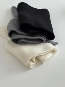 Detailaufnahme von weichem Wollminischal in verschiedenen Farben, eleganter Winterhalswärmer.
