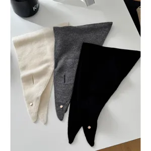 Weicher 100% Wolle Mini Schal fuer Damen, kuscheliges koreanisches Winter Halstuch mit Knopf.