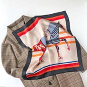 Pañuelo cuadrado de seda vintage con un clásico estampado de carroza y estilo muy elegante.