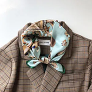 Exquisites kleine Seidentuch mit Retro Kutsche Print, elegantes Halstuch für Damen neu.