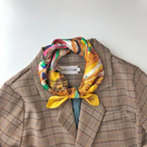 Pañuelo de seda cuadrado vintage estampado carro cadena estilo lujo elegante accesorio