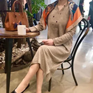 Elegante zijden sjaal met geometrische print voor dames, klassiek oranje mode-accessoire.