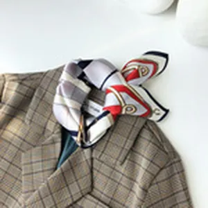 Pañuelo cuadrado de seda con estampado de carroza vintage, detalle elegante.