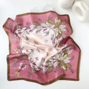 Elegante roze zijden dames sjaal met een stijlvolle bruine rand en botanisch bloemenmotief.