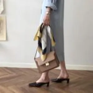 Geometrische gekleurde zijden sjaal, gedetailleerde weergave voor elegante dames.