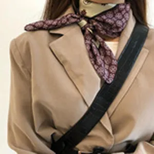 Gedetailleerd overzicht van geometrisch bedrukte zijden sjaal voor dames, vintage accessoire.