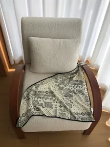 Schwarzes und weißes Paisleymuster Detailbild, vielseitiges Dreieckstuch für Taille.