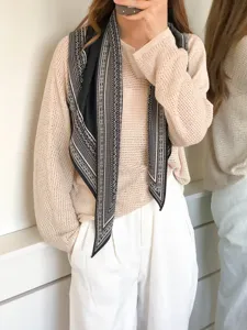 Schwarz-weißer Paisleymuster Dreiecksschal, elegantes Seidentuch für vielseitige modische Outfits.