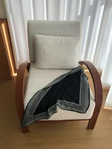 Detailansicht des schwarz-weißen Paisley-Dreieckstuchs mit elegantem Musterrand.