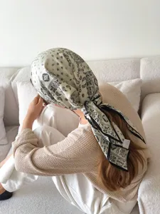 Schwarz-weißes Paisleymuster Dreieckstuch Detail, elegantes Seidenkopftuch für Damen Mode.